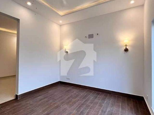 3 Bed DDL 125sq Yd Villa FOR SALE All Amenities Nearby Including MOSQUE, General Store & Parks