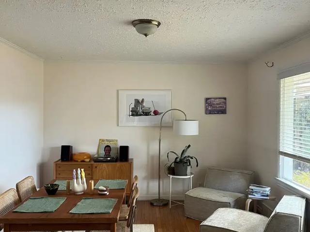 3 bed + den 1 bath Fully Finished Basement Quiet Cul de sac