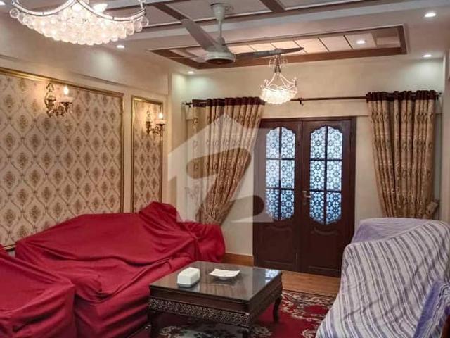 3 Bed Drawing Lounge Front Facing Ideal Location Car Parking Old Construction But Well Maintained Flat