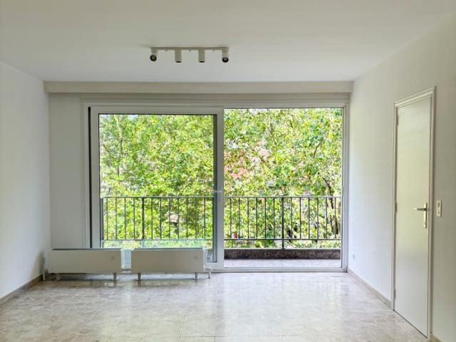 3 Bed Forest Apt w/ Balcony & Fireplace