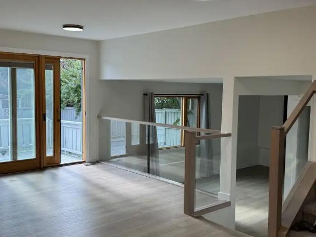 3 bed fully renovated fenced backyard Woodbine