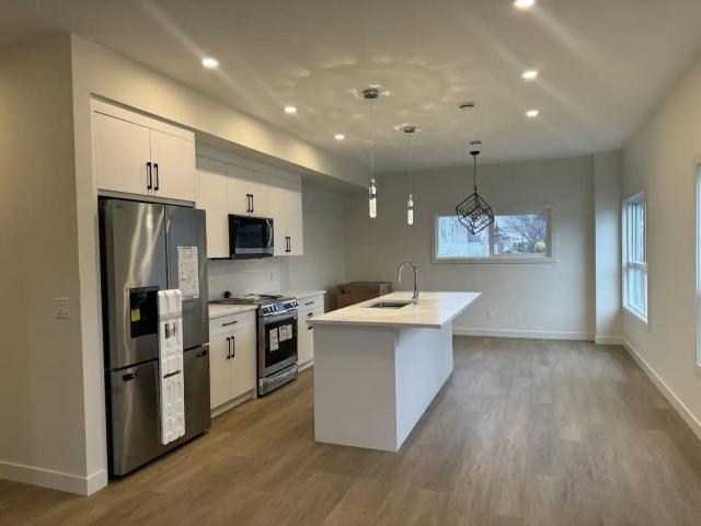 3 bedroom, 3.5 bath TOWNHOME with ROOFTOP PATIO Forest Lawn