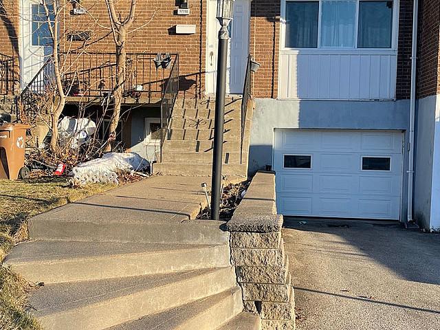 3 Bedroom 1.5 Bath Townhouse With Garage And Peacefull Backyard