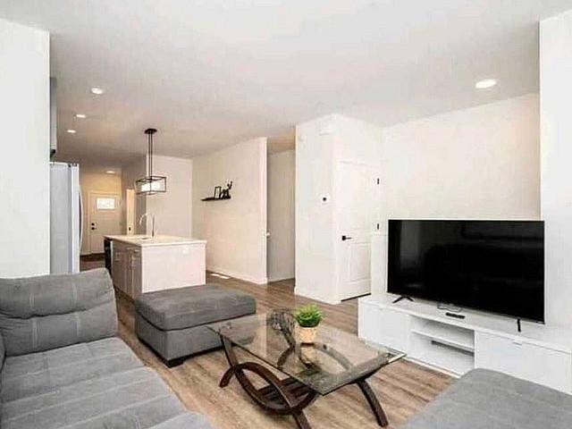 3 Bedroom, 2.5 Bathroom Duplex In Sunny St. James!