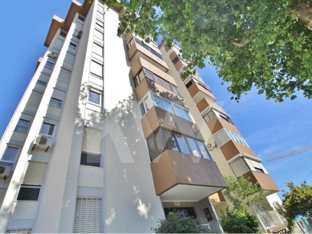 3 bedroom, 2 bathroom apartment located in Ameixoeira