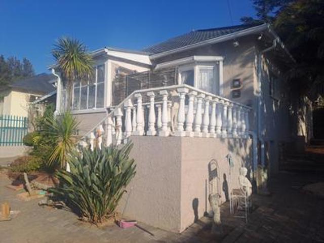 3 bedroom 2 bathroom home with a cot.
