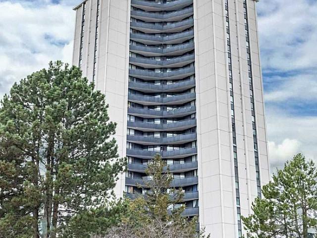 3 Bedroom, 2 Bathroom Suite N The Prestigious Donalda Area