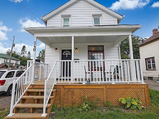 3 Bedroom 2 Bths Located At Simcoe & Front