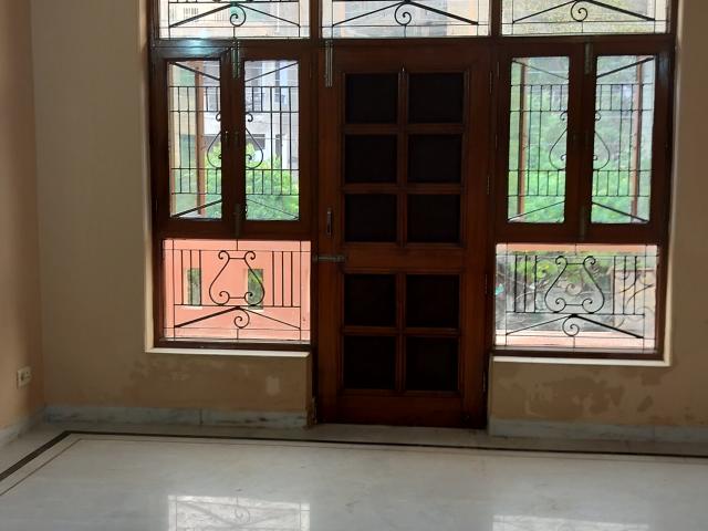 3 Bedroom 300 Sq.Yd. Builder Floor in Sector 55 Noida Listing ID: #9468