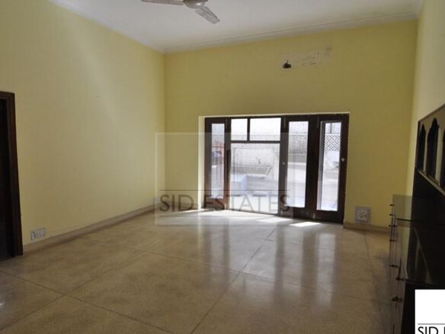 3 Bedroom 325 Sq.Yd. Builder Floor in Defence Colony Delhi Listing ID: #10280