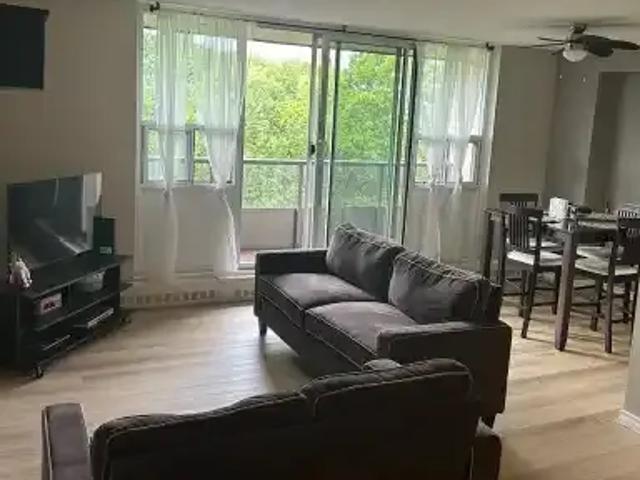 3 Bedroom Condo Hamilton ON 104362248