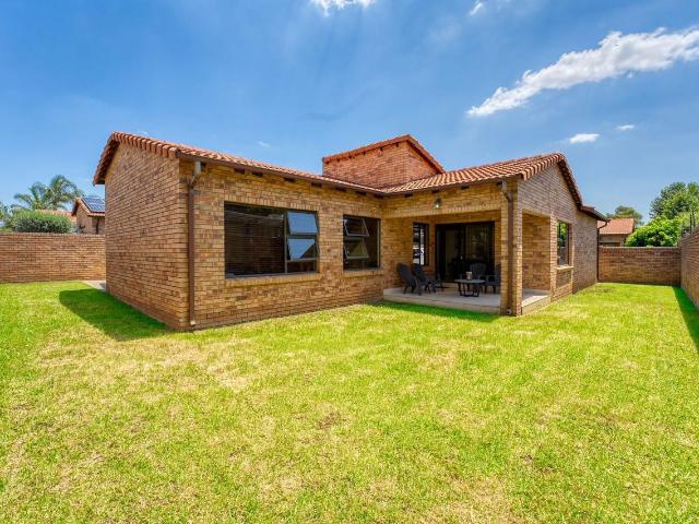 3 Bedroom Cluster For Sale in Honeydew Manor