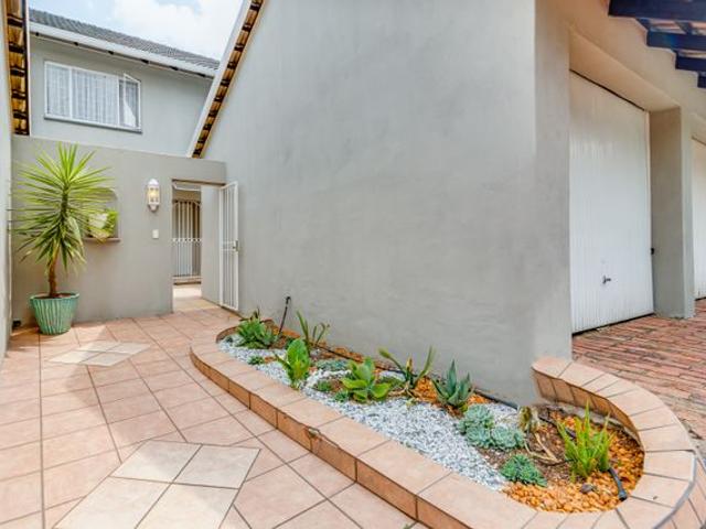 2 Bedroom Apartment For Sale in Rivonia