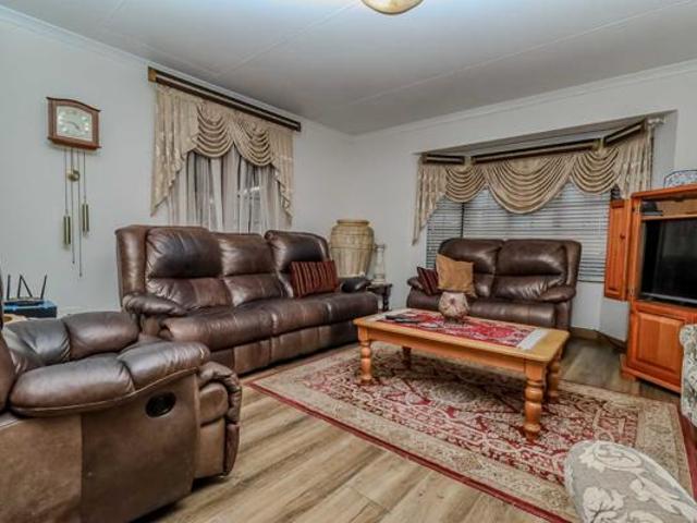 3 Bedroom Cluster in Weltevreden Park