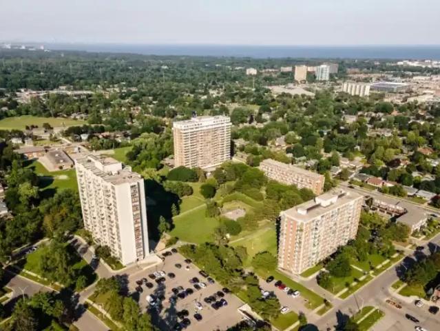 3 Bedroom Apartment Mississauga ON 102845369