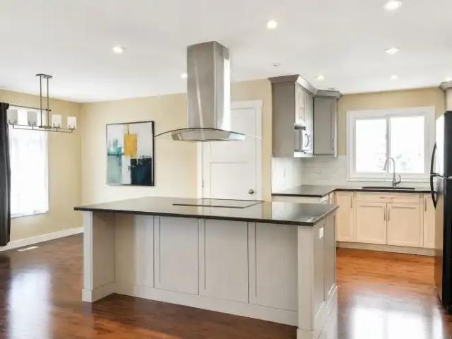 3 Bedroom Apartment Calgary AB 104256871