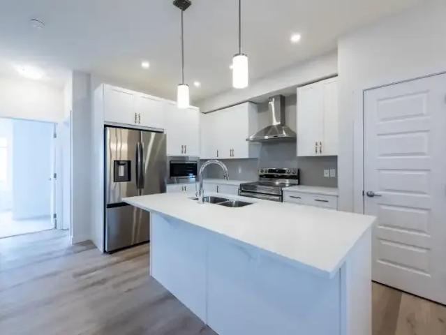 3 Bedroom Apartment Calgary AB 104322296