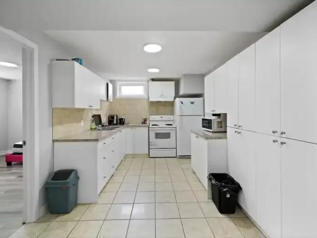 3 Bedroom Apartment Calgary AB 104753672