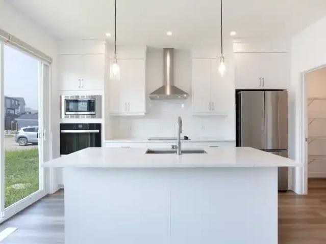 3 Bedroom Apartment Calgary AB 102845841