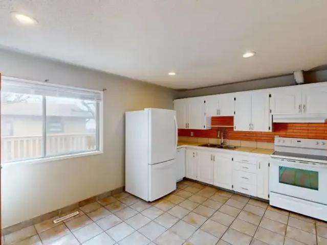 3 Bedroom Apartment Calgary AB 102846561