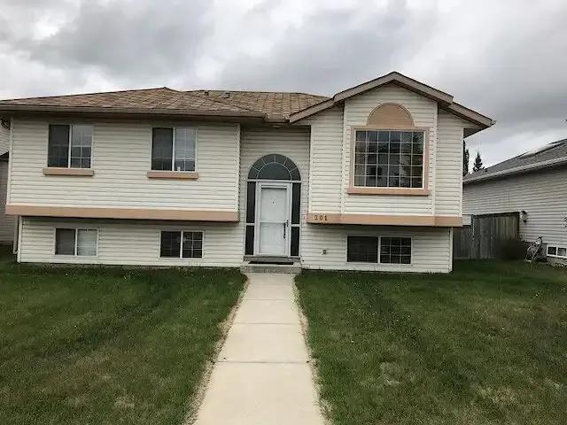 3 Bedroom Apartment Cochrane AB 104181267