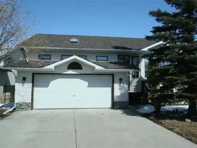 3 Bedroom Apartment Cochrane AB 104257318