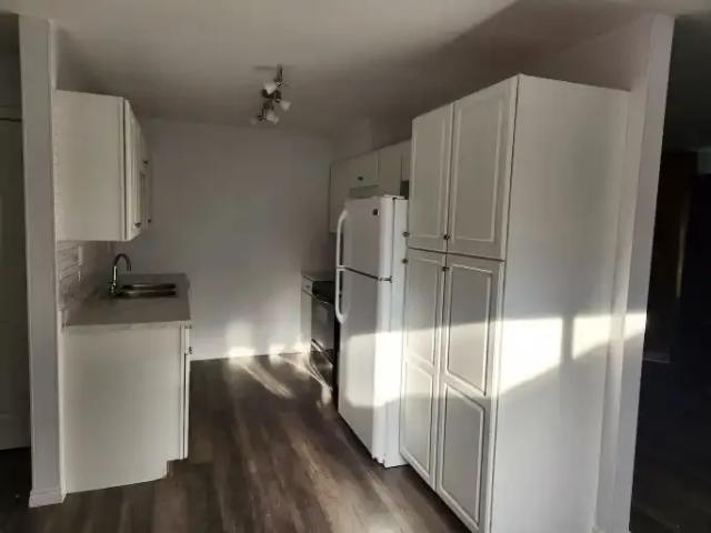 3 Bedroom Apartment Edmonton AB 103798399