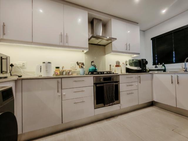 3 Bedroom Apartment / Flat For Sale in Morningside