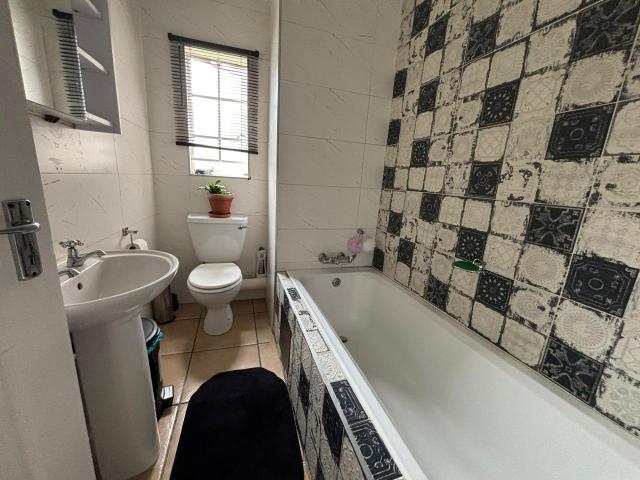 3 Bedroom Apartment / Flat For Sale in Meredale