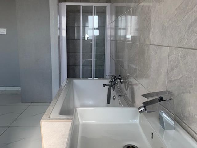 3 Bedroom Apartment / Flat To Rent in Constantia Kloof