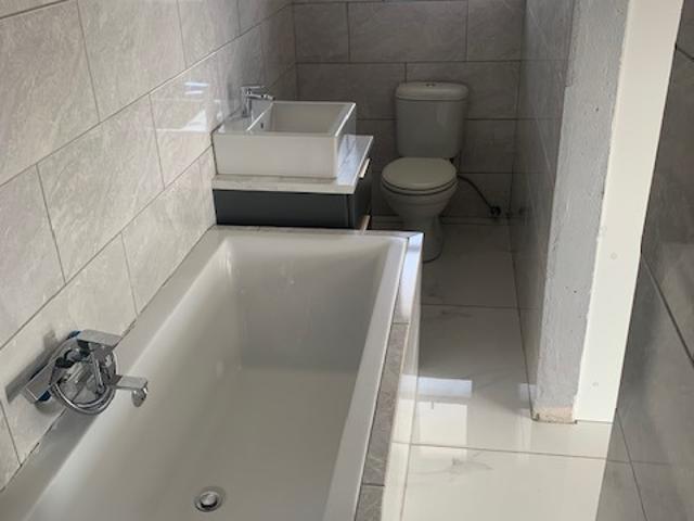 3 Bedroom Apartment / Flat To Rent in Constantia Kloof