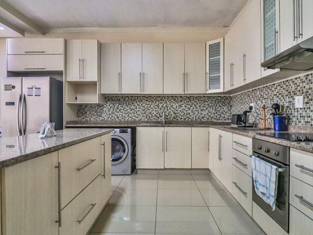 3 Bedroom Apartment / Flat To Rent in Morningside