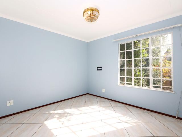 3 Bedroom Apartment / Flat To Rent in Paulshof