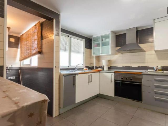 3 bedroom apartment for rent in Ciutat Fallera, ideal for workers and postgraduate students