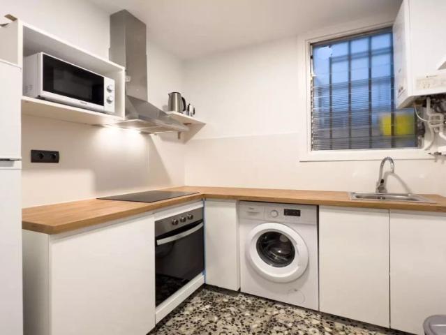 3 bedroom apartment for rent in El Baix Guinardó, professionals only, students allowed