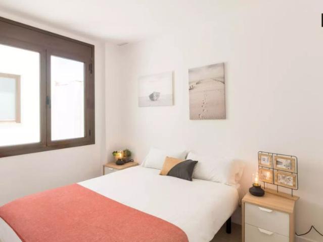 3 bedroom apartment for rent in El Raval, couples allowed