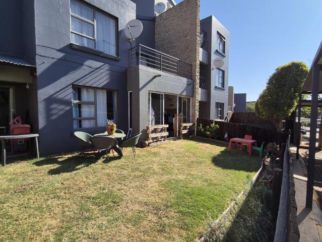 3 Bedroom Apartment For Sale in Greenstone Hill
