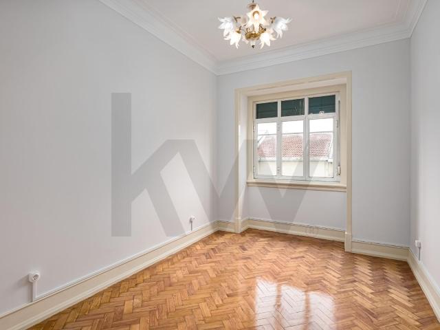 3 bedroom apartment in Arroios with generous areas and storage space