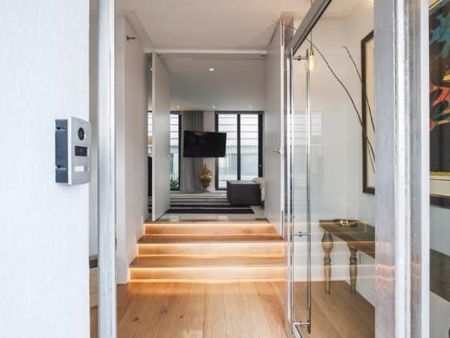 3 Bedroom Apartment in Bantry Bay