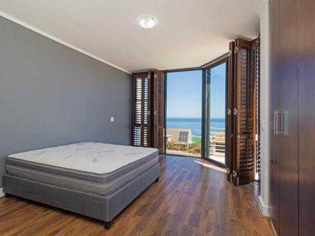3 Bedroom Apartment in Bloubergstrand