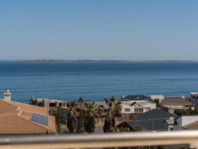 3 Bedroom Apartment in Bloubergstrand
