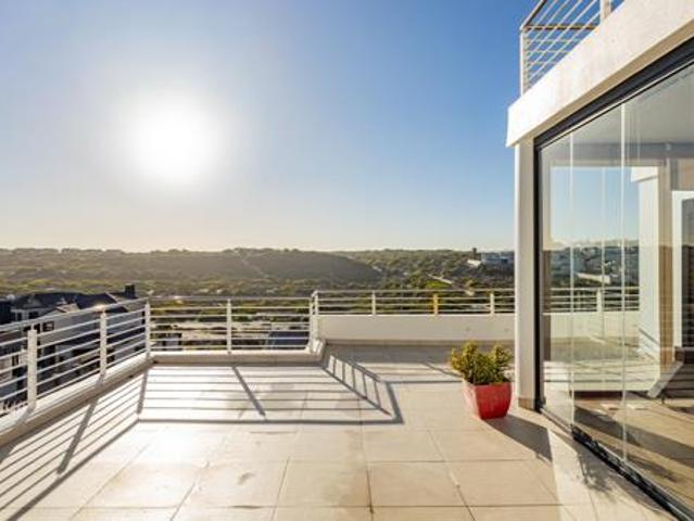 3 Bedroom Apartment in Bloubergstrand