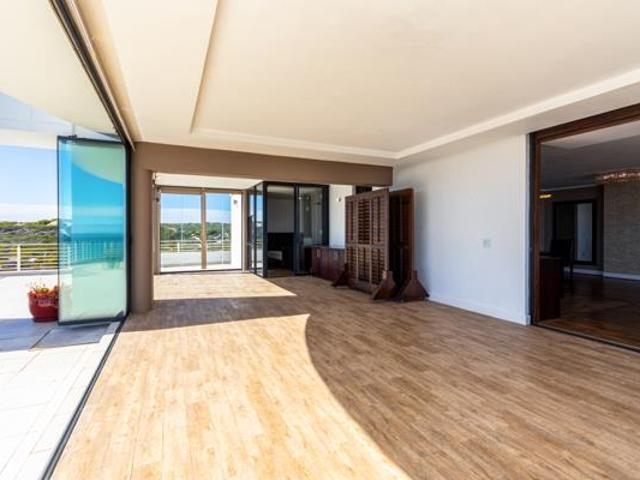 3 Bedroom Apartment in Bloubergstrand