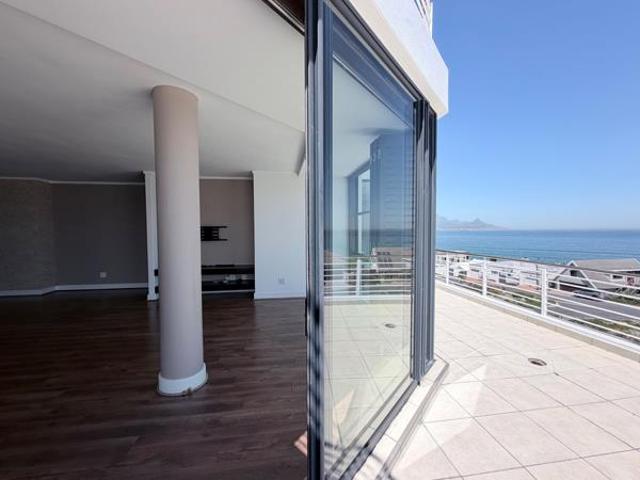 3 Bedroom Apartment in Bloubergstrand