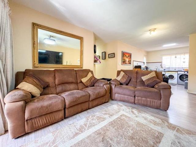3 Bedroom Apartment in Die Hoewes