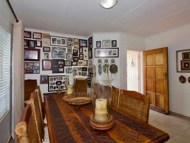 3 Bedroom Apartment in Die Hoewes