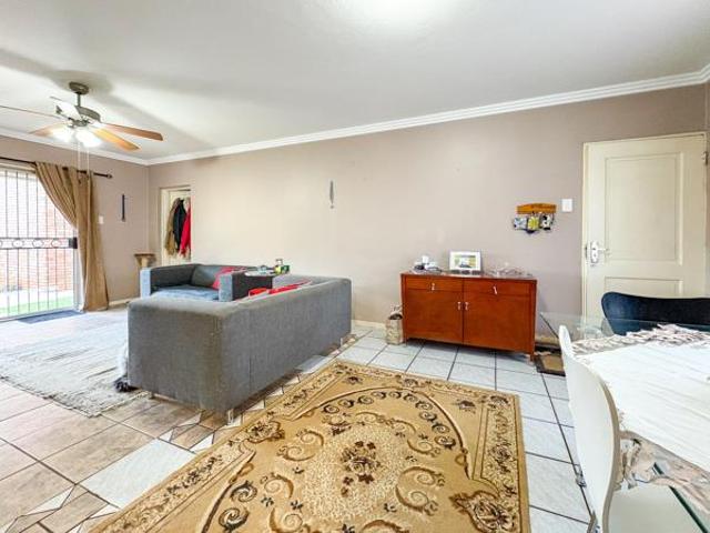 3 Bedroom Apartment in Die Hoewes