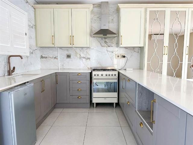 3 Bedroom Apartment in Essenwood