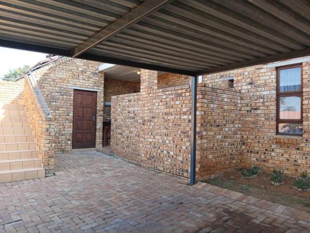 3 Bedroom Apartment in Honeydew Grove