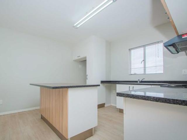 3 Bedroom Apartment in Roodekrans